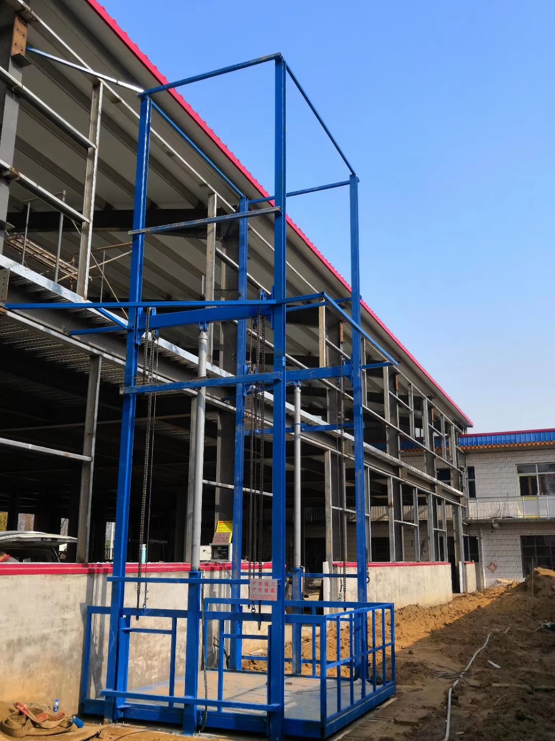 钢结构厂房货梯安装完毕