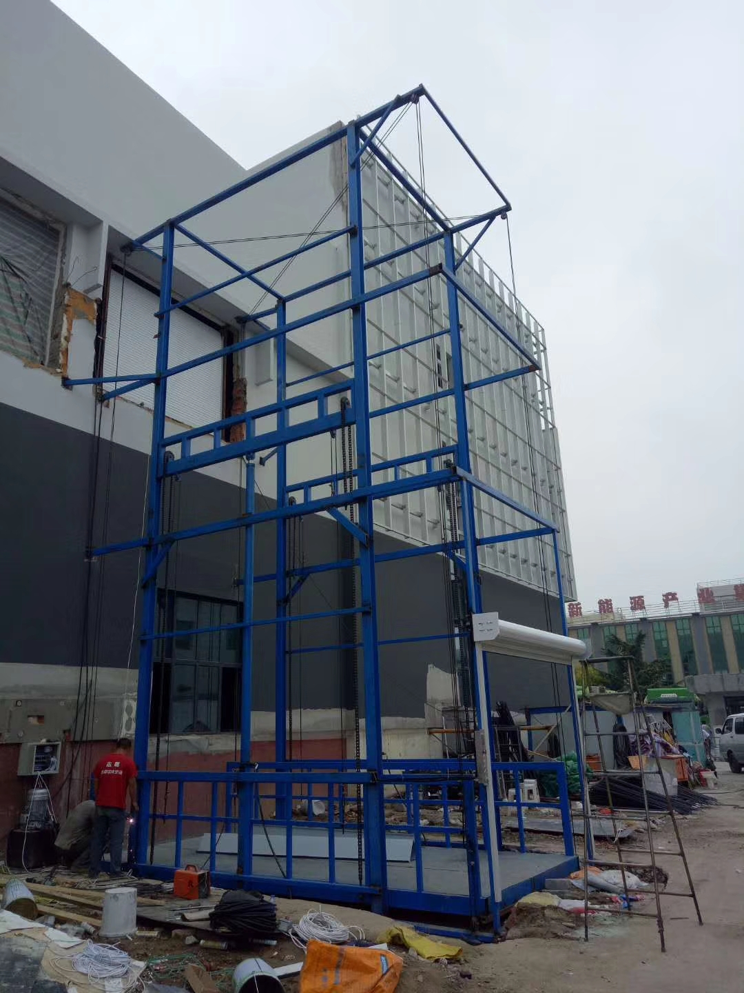 江苏汽配城货梯安装完毕