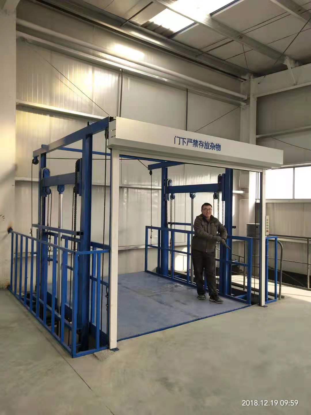 带卷帘门导轨式升降货梯